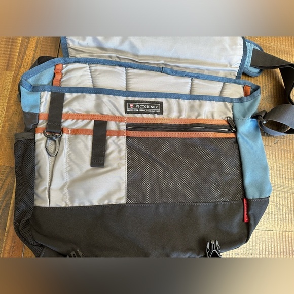 Victorinox messenger bag flap buckles lots of storage laptop book bag like new - Picture 5 of 8